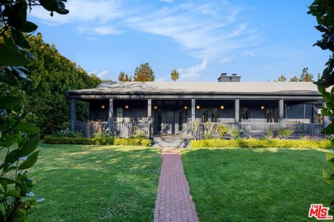 Photo of 250 S Chadbourne Avenue, Los Angeles, CA 90049 (MLS # 25605219)