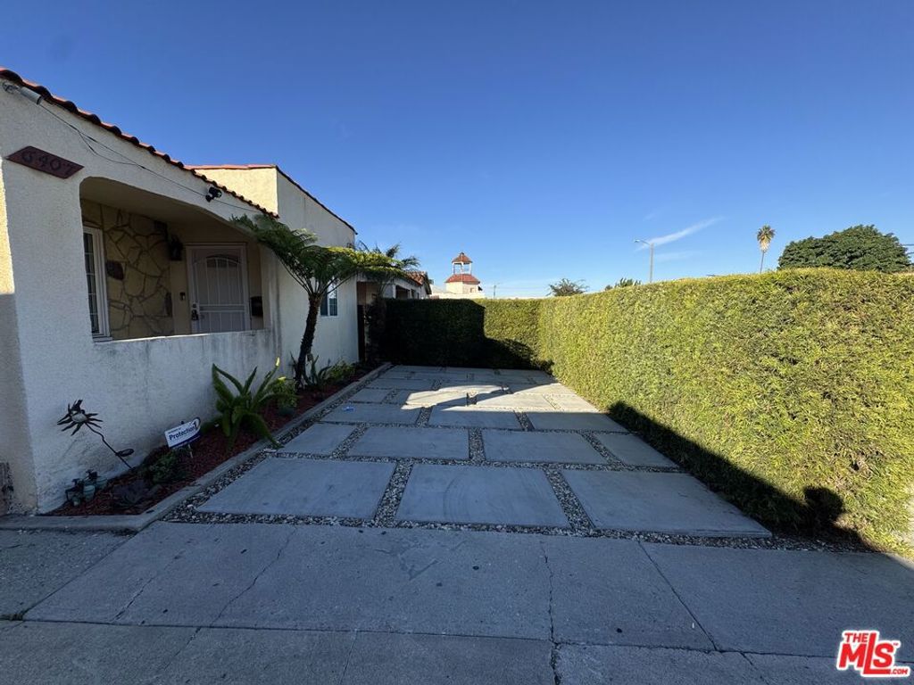 Photo of 6407 2nd Avenue, Los Angeles, CA 90043 (MLS # 25624181)