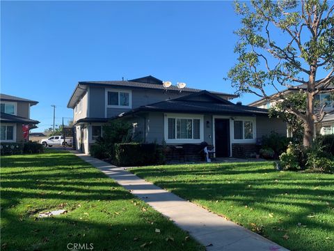 Photo of 16737 Arbor Cir, Huntington Beach, CA 92647 (MLS # OC26004183)