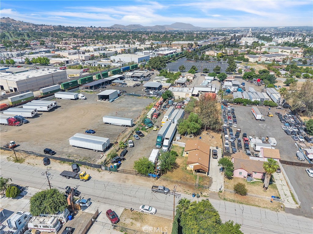 2350 S Artesia