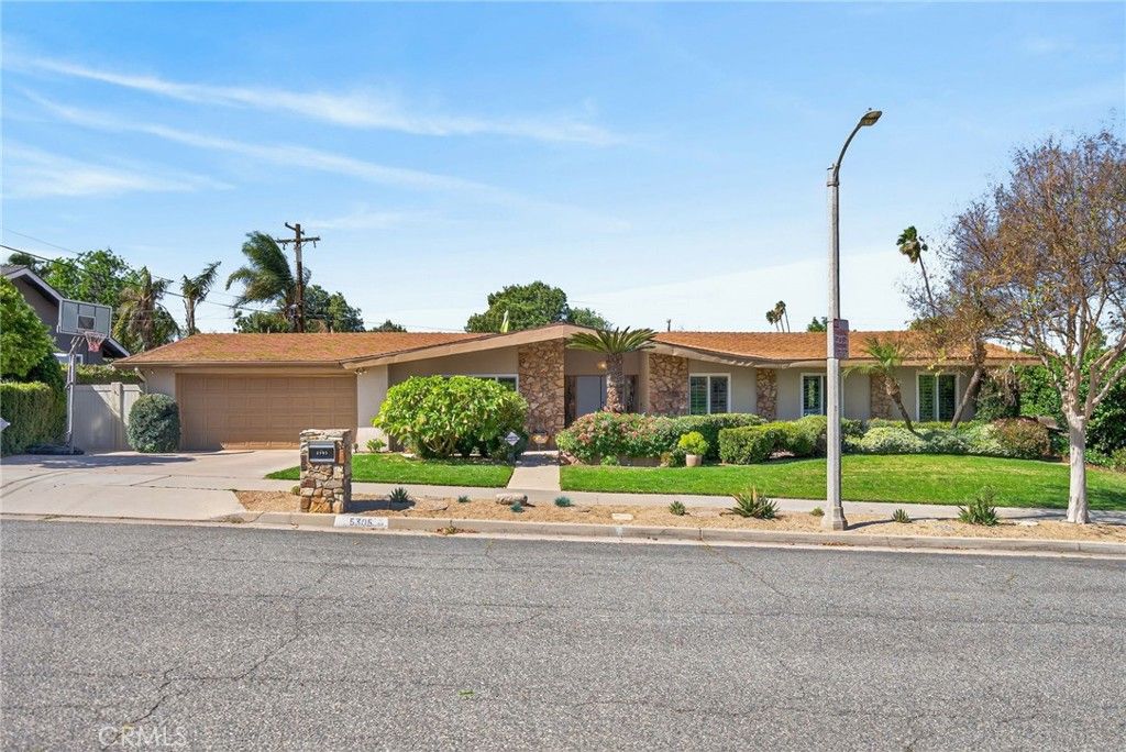 Photo of 5305 Bardwell Ave, Riverside, CA 92506 (MLS # IV26053803)