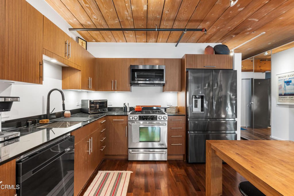 530 S Hewitt Street 244