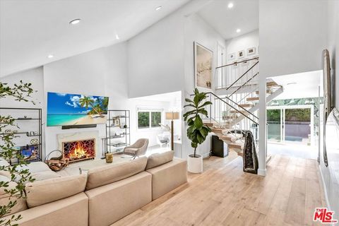 Photo of 5101 Keli Court, Los Angeles, CA 90066 (MLS # 25610073) Photo of 5101 Keli Court, Los Angeles, CA 90066 (MLS # 25610073)