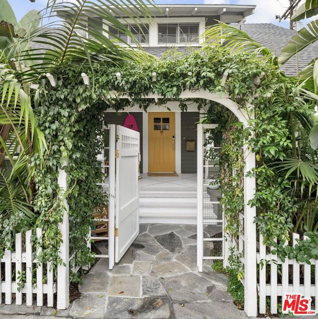 Photo of 2704 3rd Street, Santa Monica, CA 90405 (MLS # 26669881)