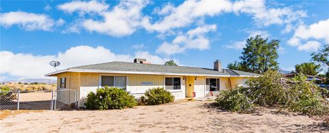 Photo of 21792 Carlisle Rd, Apple Valley, CA 92307 (MLS # HD25236581)