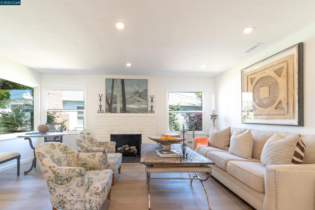 3229 Toyon Ter