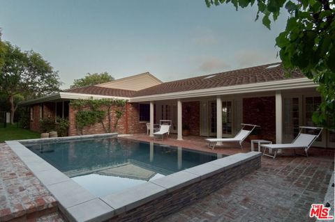 Photo of 1121 N Beverly Drive, Beverly Hills, CA 90210 (MLS # 26664157)