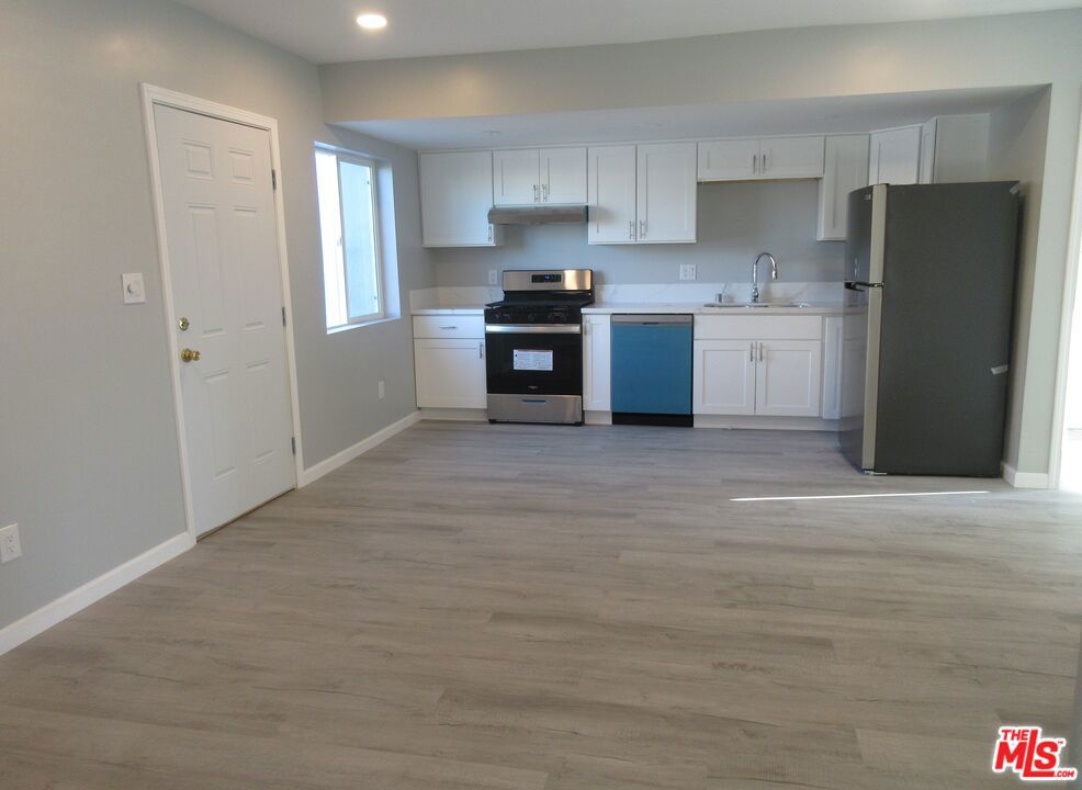Beautiful 2 Bedroom with 1.5 Bath Apartment, Newly completed, Ground level with private yard space. New refrigerator, Stove and Dishwasher. Open Floor plan with natural light and laminate floors. Close to Fwys, Public Transportation and Shopping,