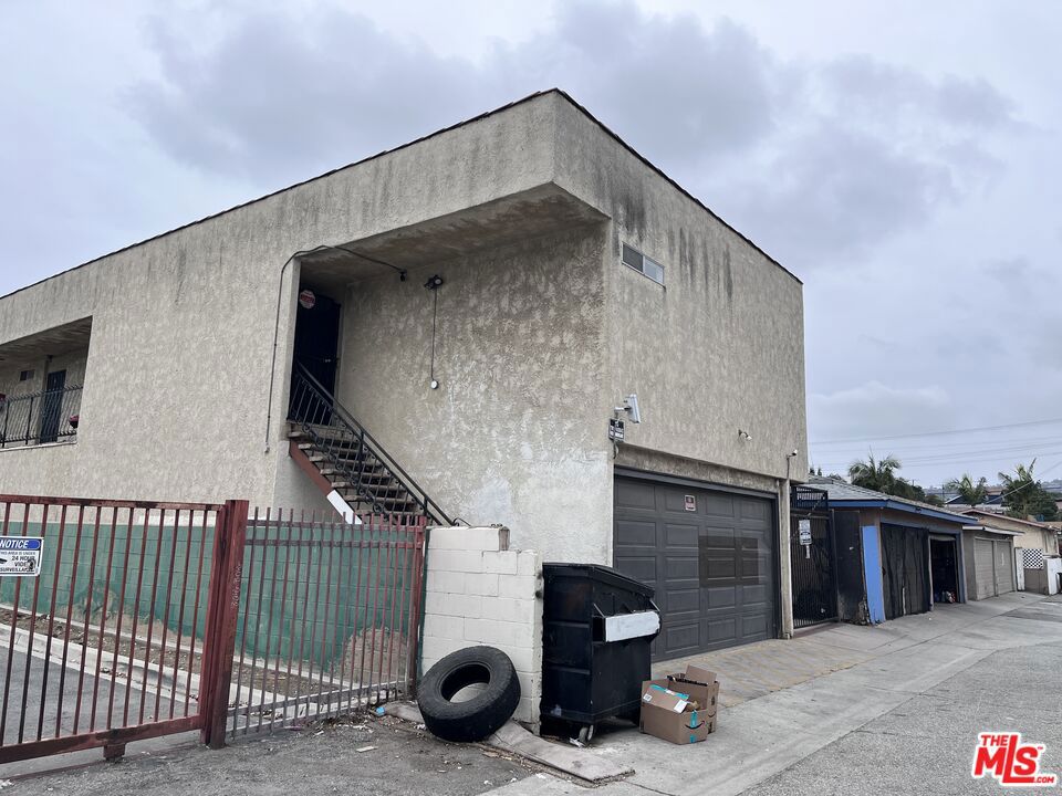 Main image without alt text