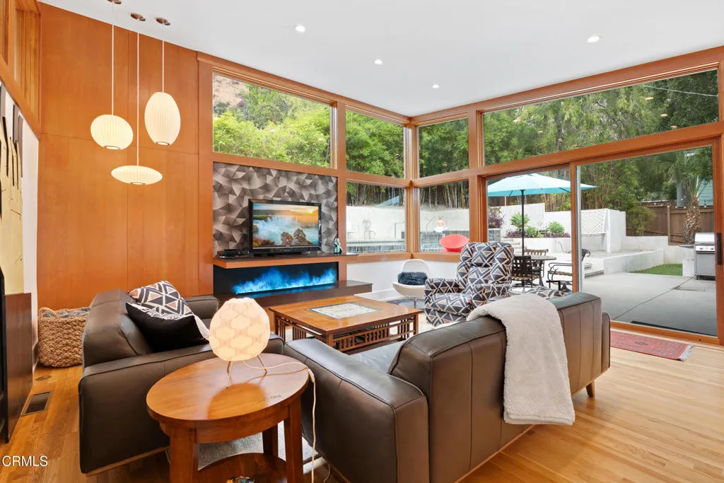 Sierra Madre, California 91024, United States, 3 Bedrooms Bedrooms, ,3 BathroomsBathrooms,Residential,Active,219790