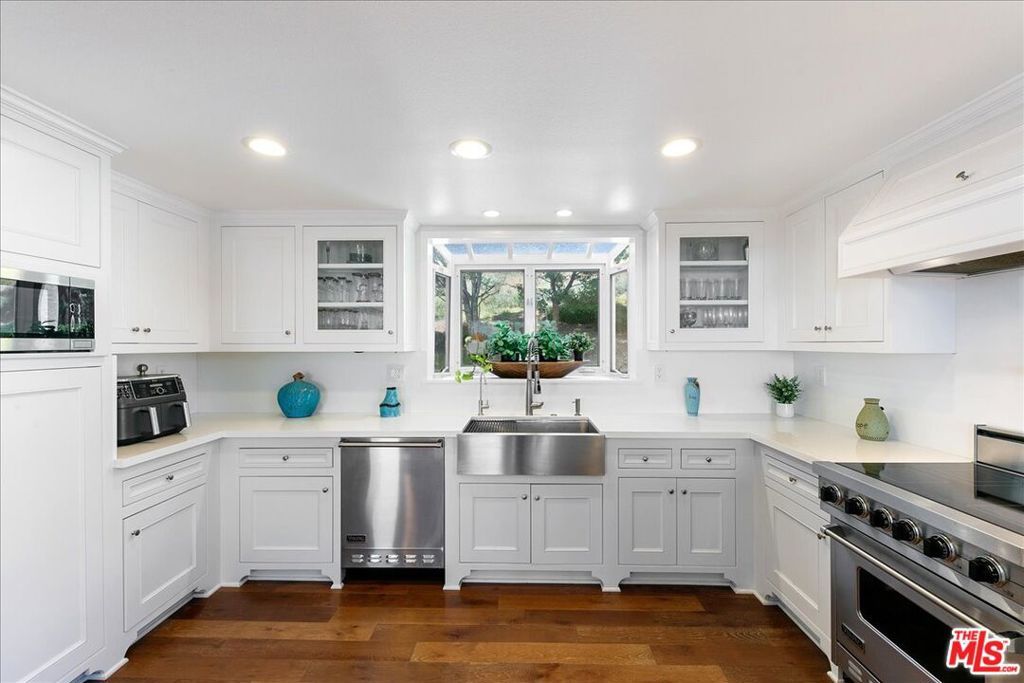 Photo of 28242 Rey De Copas Lane, Malibu, CA 90265 (MLS # 26691555)