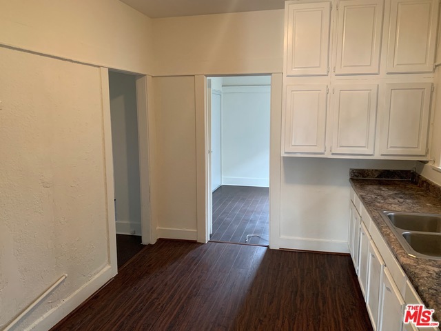 Great location!! Side by side duplex, Very large one bedroom, one bathroom with a living room and a family room. New laminate flooring throughout! New paint! Washer and dryer hook-up. Huge parking spaces in the backyard. Only 1/2 mile from USC. Close to major transportation and shopping malls. Move in ready!