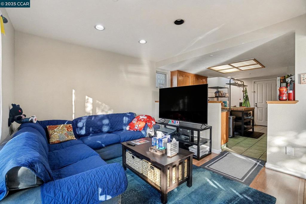 CRYSTAL POINTE - Residential