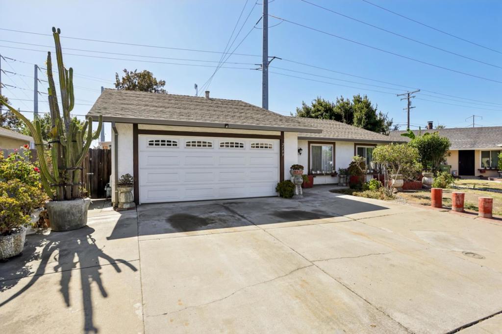 2199 Avenida De Las Flores