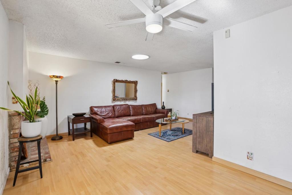 2199 Avenida De Las Flores