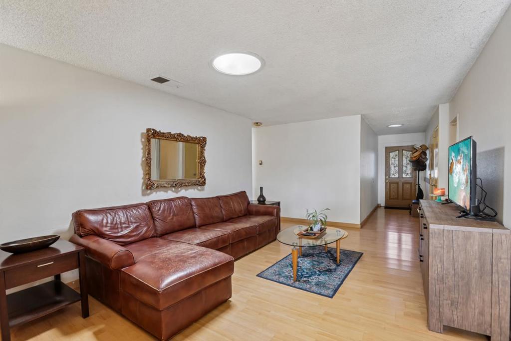 2199 Avenida De Las Flores