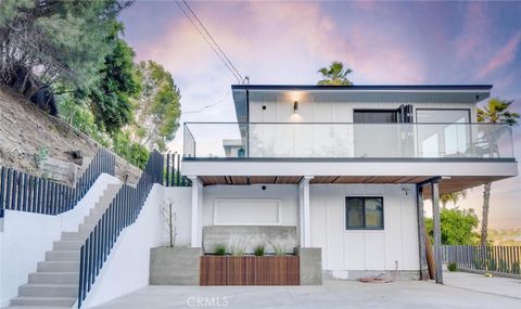 Photo of 5137 Campo Rd, Woodland Hills, CA 91364 (MLS # SR26051952)