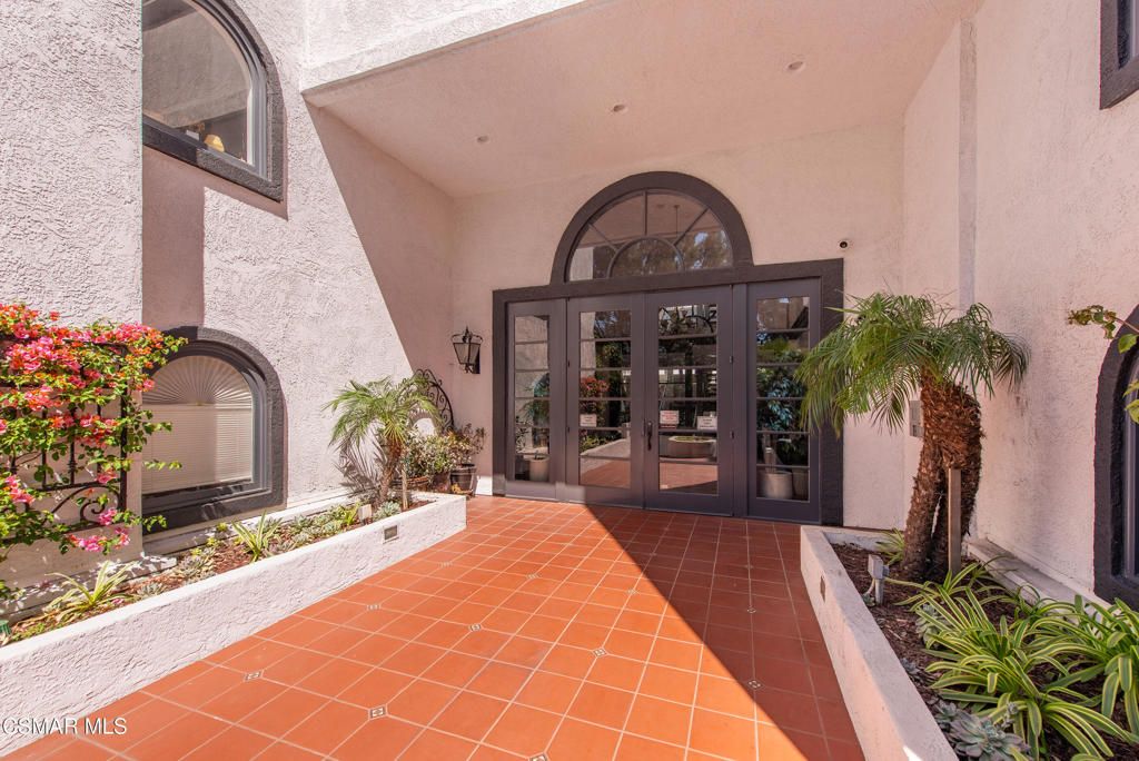 Photo of 1133 9th Street #102, Santa Monica, CA 90403 (MLS # 226001728)