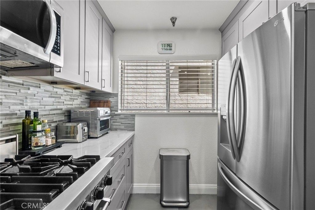 Photo of 5230 Zelzah Avenue #3, Encino, CA 91316 (MLS # SR25146575)