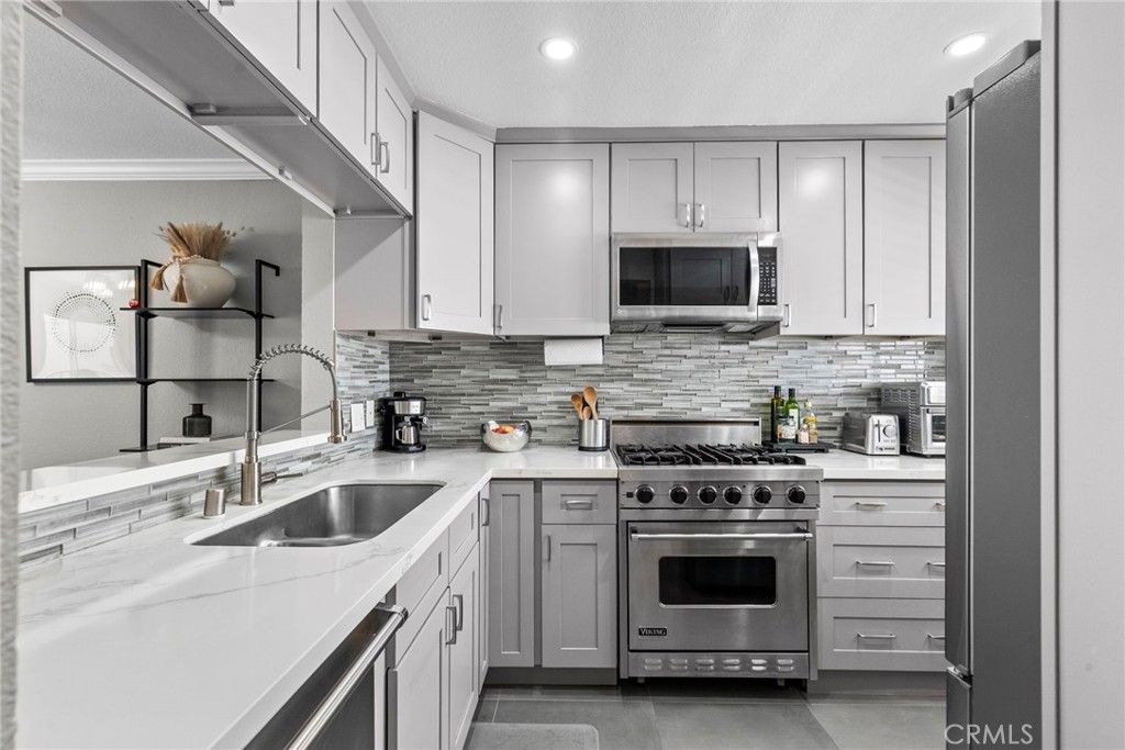 Photo of 5230 Zelzah Avenue #3, Encino, CA 91316 (MLS # SR25146575)