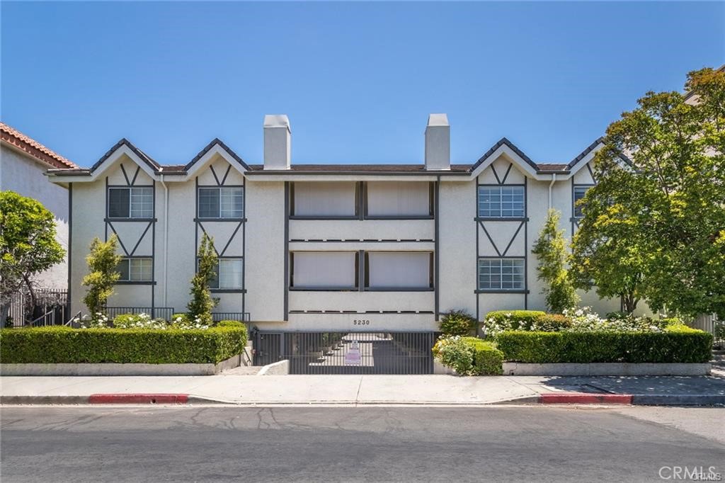 Welcome to 5230 Zelzah Ave. #3, a beautifully updated condo nestled in the heart of Encino. This spacious 2-bedroom, 2.5-bathroom home boasts 1,228 square feet of thoughtfully designed living space, blending contemporary elegance with everyday comfort. This home has been thoughtfully updated throughout with luxury plank vinyl flooring, crown molding and contemporary ceiling fans in the living room and each bedroom.
Step into the modern kitchen, where sleek quartz countertops and top-of-the-line Wolf stainless steel appliances make both cooking and entertaining a breeze. The open floor plan flows effortlessly into the living and dining areas, perfect for hosting friends or enjoying a quiet evening in.
Located in a gated community of just 14 residences, each unit enjoys the rare convenience of a private 2-car garage with in-unit laundry. The grounds are impeccably maintained and includes a sparkling pool & BBQ area. This home offers a sense of serenity while keeping you just a short stroll from the lively shops and dining on Ventura Boulevard.
This is more than just a home—it’s a lifestyle.