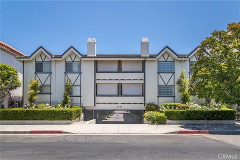 Photo of 5230 Zelzah Avenue #3, Encino, CA 91316 (MLS # SR25146575)