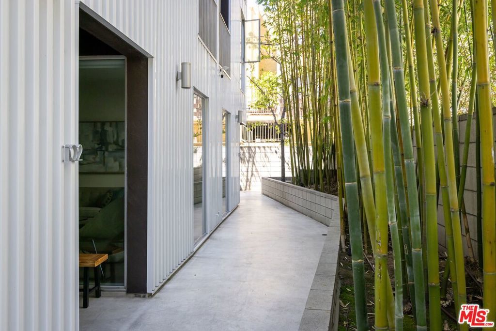 Photo of 749 S Cloverdale Avenue #102, Los Angeles, CA 90036 (MLS # 26698387)