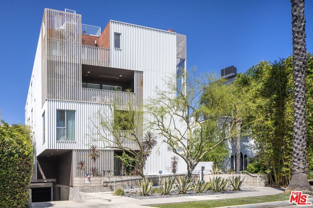 Photo of 749 S Cloverdale Avenue #102, Los Angeles, CA 90036 (MLS # 26698387)