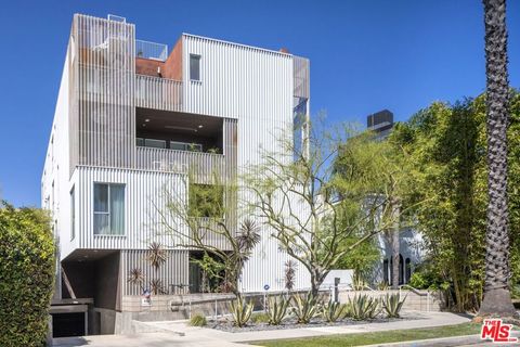 Photo of 749 S Cloverdale Avenue #102, Los Angeles, CA 90036 (MLS # 26698387)