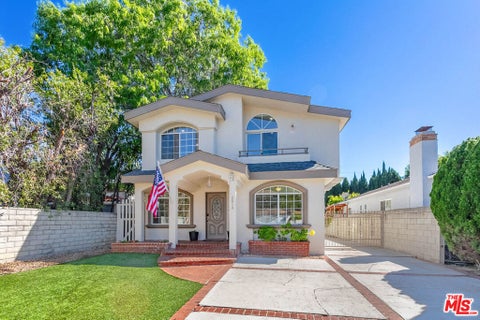 Photo of 2914 Castle Heights Avenue, Los Angeles, CA 90034 (MLS # 26854705)