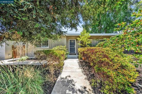 Photo of 121 School Ln Ln, Walnut Creek, CA 94597 (MLS # 41114074)