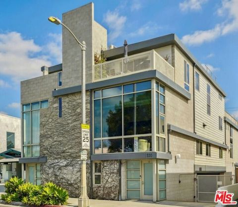 Photo of 530 N Larchmont Boulevard #4, Los Angeles, CA 90004 (MLS # 25619205)