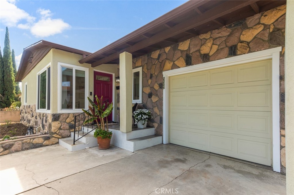 2206 S Shelton