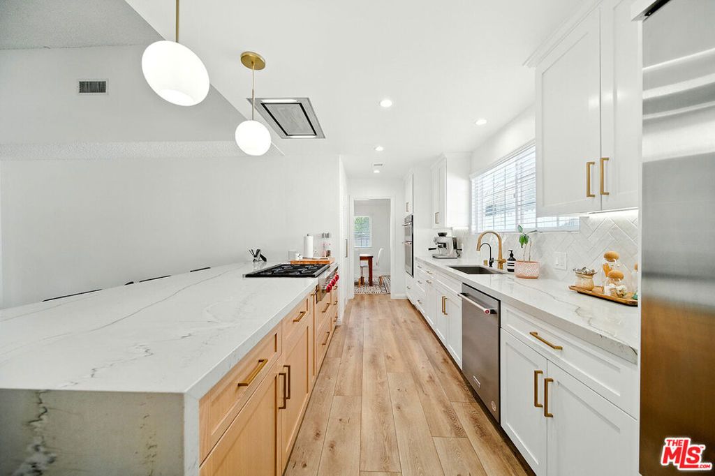 Photo of 12861 Titian Avenue, Granada Hills, CA 91344 (MLS # 25581305)