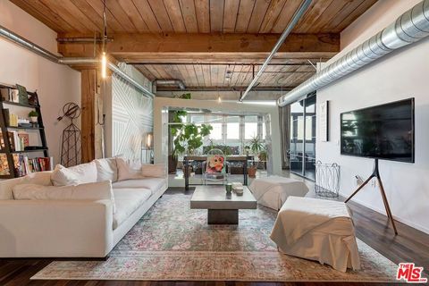 Photo of 530 S Hewitt Street #346, Los Angeles, CA 90013 (MLS # 25555505)