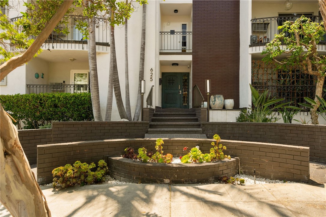 Welcome to your private hideaway in one of LA’s most coveted neighborhoods. Tucked just off Melrose in a secure, well-maintained building, this 1BD/1BA ground-floor condo delivers the perfect mix of comfort, convenience, and charm—plus rare outdoor space with your very own private patio. Inside, a freshly renovated kitchen and bath bring modern style to a smart, easy-to-love layout. The kitchen features a breakfast bar, stainless steel appliances, sleek finishes, and a built-in water filtration system. The spacious bedroom offers dual closets, separate heating + cooling, and a peaceful place to unwind. With only one shared wall and in-unit laundry, the home offers quiet, low-maintenance living in the middle of it all.
Just outside your door, step into the vibrant heart of Melrose: shop your way through Vivienne Westwood, Glossier, and Reformation; grab coffee at Alfred, a sweet treat at Sweet Lady Jane, or rooftop drinks at EP & LP. You’re also just minutes from WeHo favorites like Catch LA, Employees Only, Zinqué, and Gracias Madre. Whether you're a first-time buyer, downsizing, or searching for the perfect LA pied-à-terre, this is your chance to live where style meets lifestyle. Don't miss it—homes like this are rare!