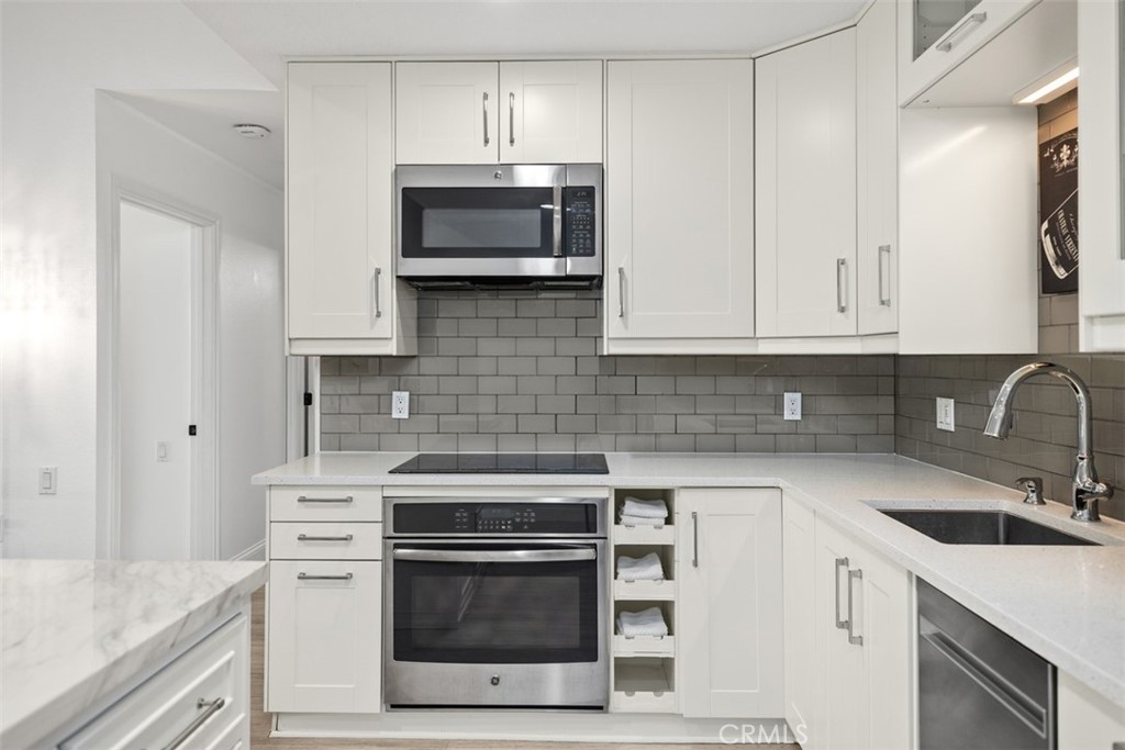 2220 Via Mariposa East C