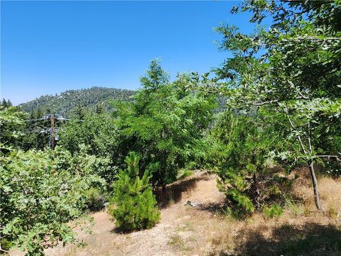 Photo of 31912 Encina Way, Running Springs, CA 92382 (MLS # IG25161631) Photo of 31912 Encina Way, Running Springs, CA 92382 (MLS # IG25161631)