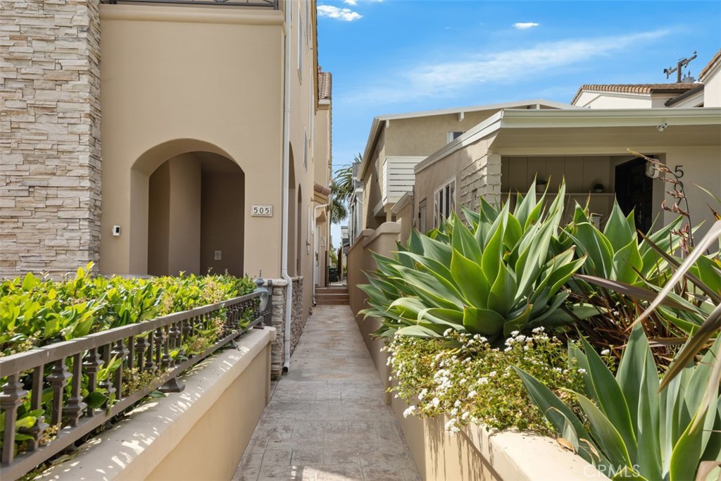 Corona del Mar North of PCH (CNHW) - Residential
