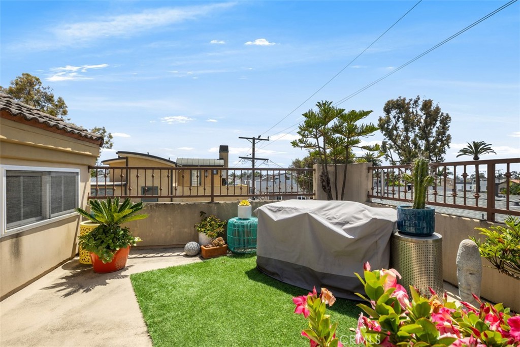 Corona del Mar North of PCH (CNHW) - Residential