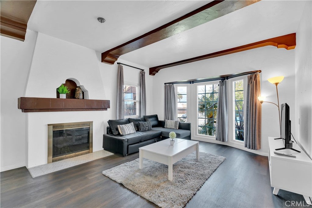 8319 S Van Ness Ave