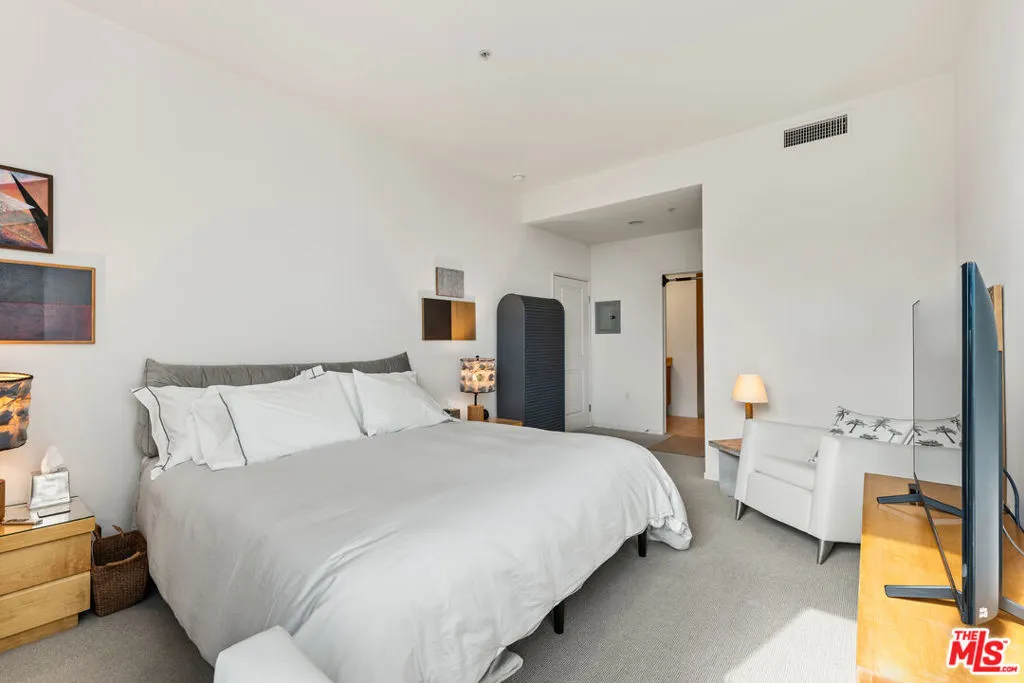 Los Angeles, California 90012, United States, 1 Bedroom Bedrooms, ,1 BathroomBathrooms,Residential,Active,215064