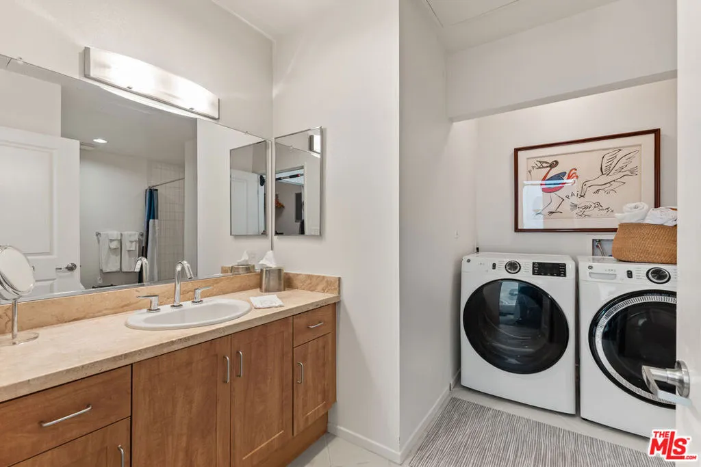 Los Angeles, California 90012, United States, 1 Bedroom Bedrooms, ,1 BathroomBathrooms,Residential,Active,215064