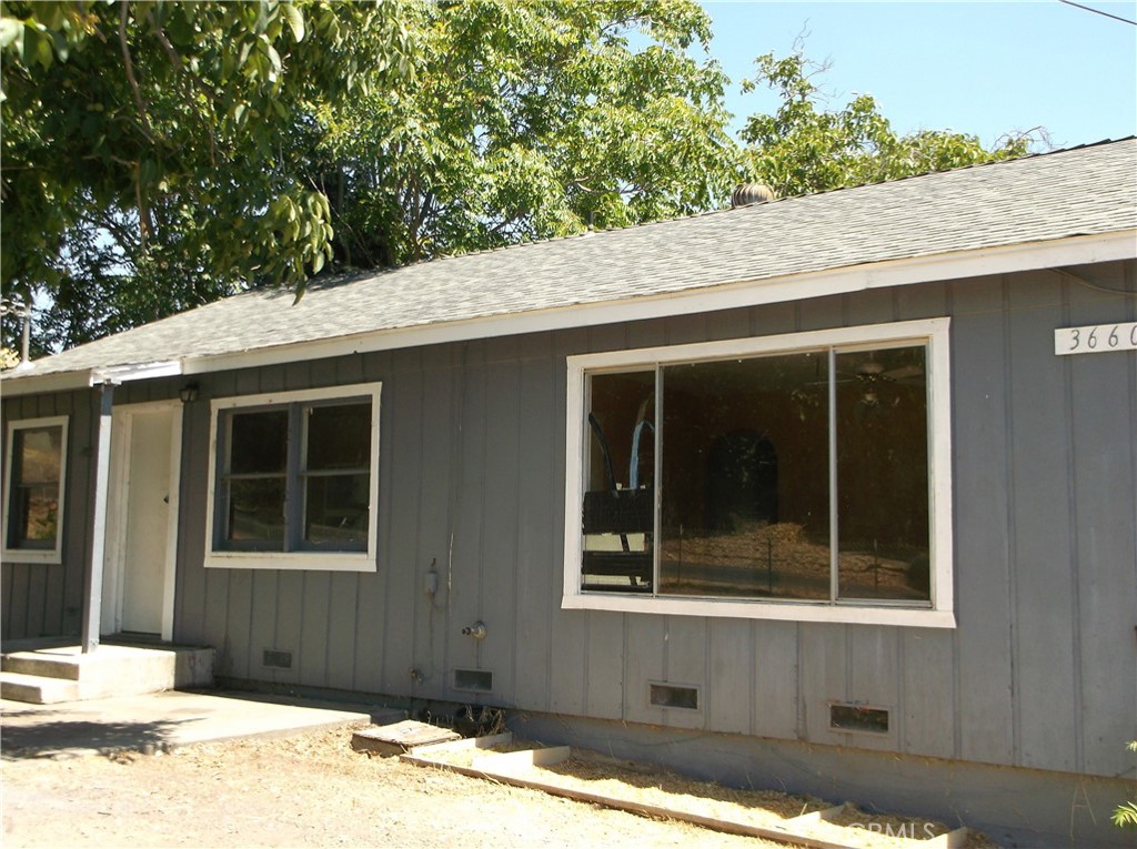 Small home that's close to the lake. 2 bedroom, 1bath with fenced back yard. Perfect home for the handyman looking for a project.