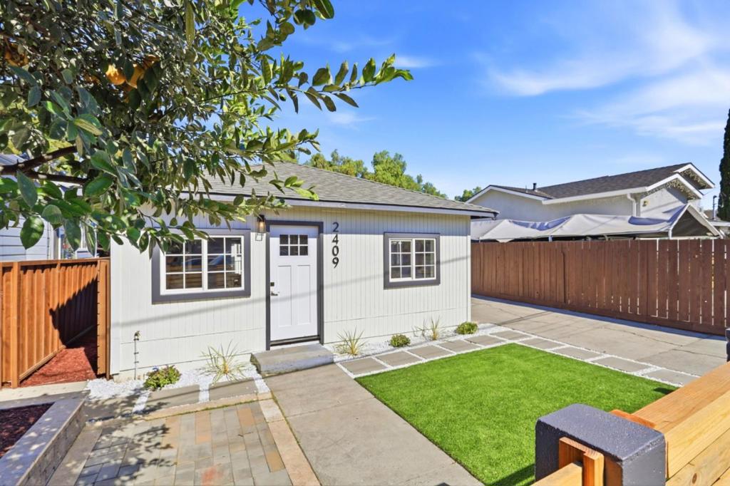 2409 Summer Street