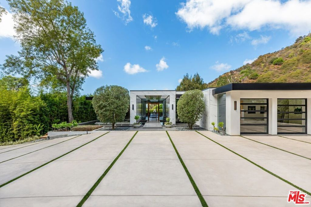 Photo of 2002 LOMA VISTA Drive, Beverly Hills, CA 90210 (MLS # 26809551)