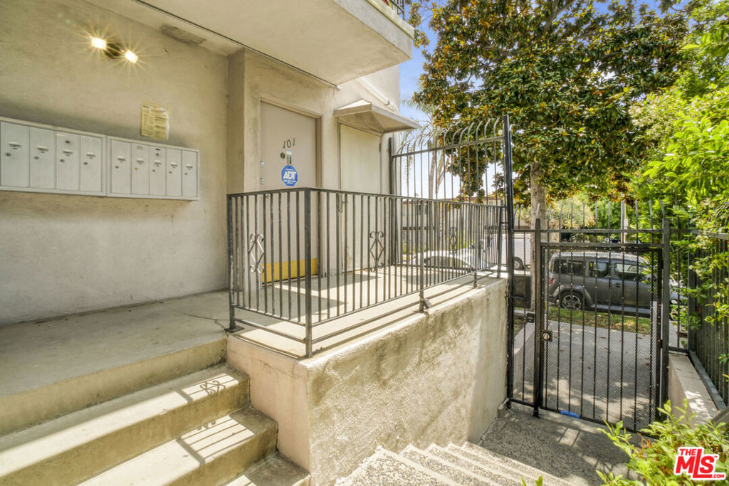 695 S Norton Avenue