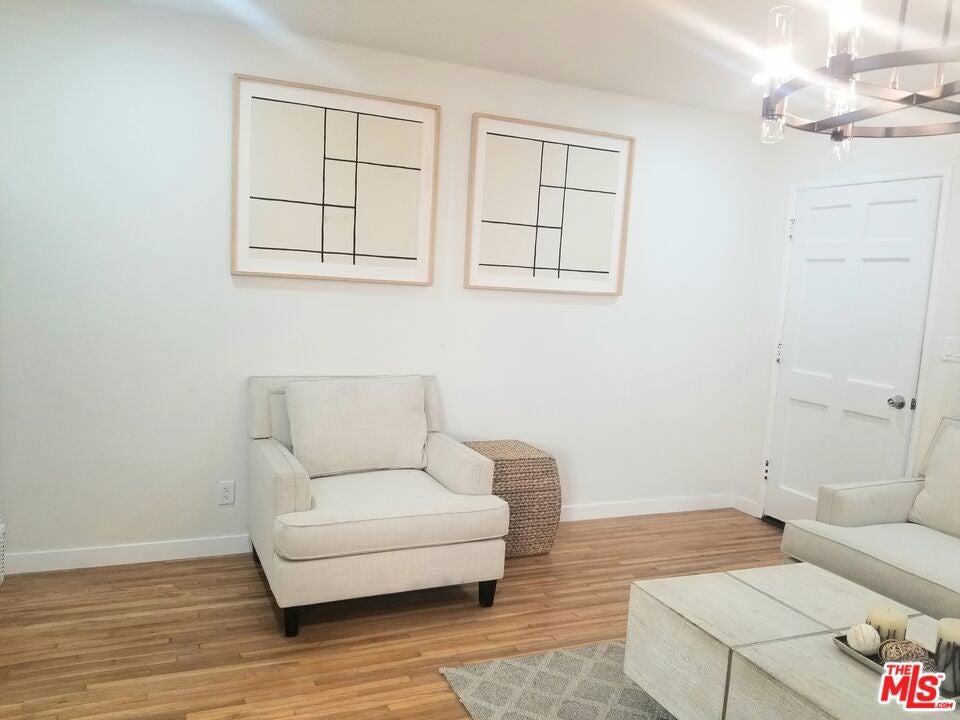 595 W Macarthur Avenue