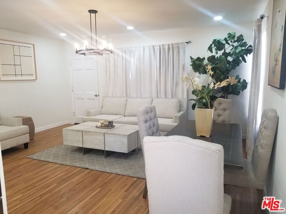 595 W Macarthur Avenue