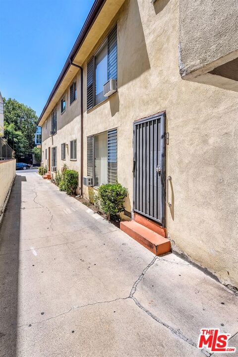 1050 N Laurel Avenue